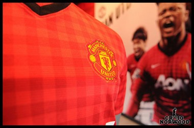 The 2012/2013 Manchester United home kit in the megastore (@craignorwood)